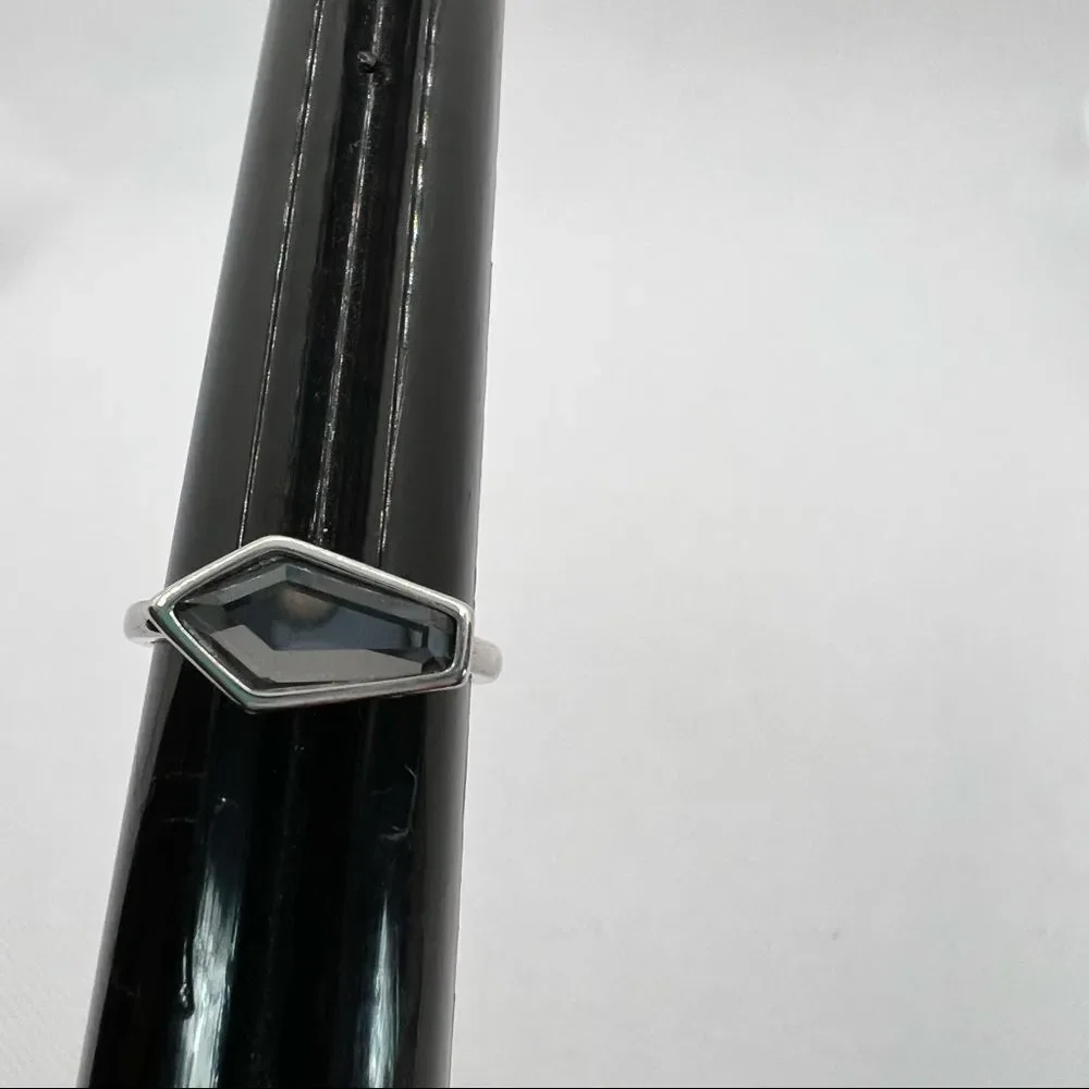 Geometric faceted jewel ring on a silver tone band - 6.5